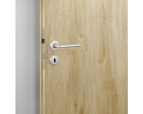 Houten deur met zilverkleurige deurklink