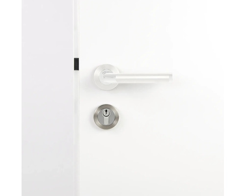 Deurbeslag met deurkruk en slotrozet op een deur