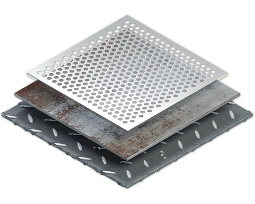 Verschillende metalen platen gestapeld: geperforeerde plaat, ribbelplaat, traanplaat
