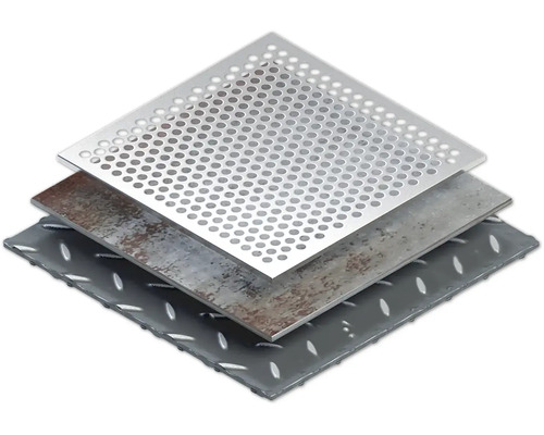 Afbeelding van drie metalen platen met verschillende patronen: geperforeerde plaat, ribbelplaat en traanplaat