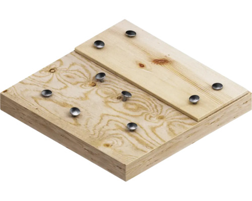 Houten plank met metalen spijkers