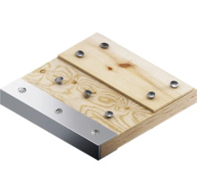 Houten plank met metalen strip en bevestigingsmaterialen