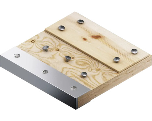 Houten plank met metalen strip en bevestigingsmaterialen