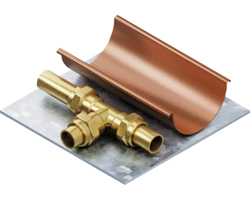 Messing T-stuk en koperen regenpijp op een metalen plaat