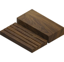 Twee houten blokken, één glad, één gegroefd