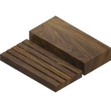 Twee houten blokken, één glad, één met groeven