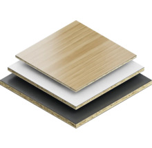 Stapel decoratieve spaanplaten in hout-, wit- en zwarttinten