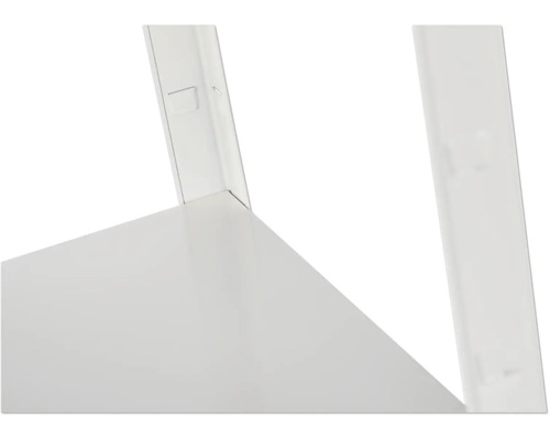 Detailaanzicht van een witte plank met metalen plankdragers.