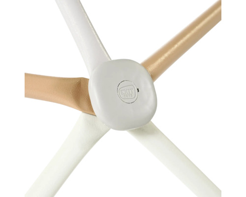 Gedetailleerde opname van de houten poten en het verbindingsstuk van een kinderspeeltoestel met het Exit Toys logo