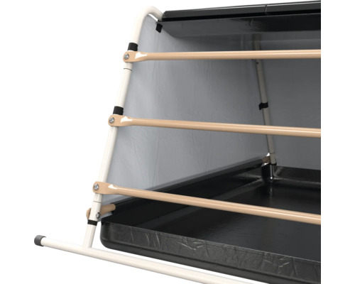 Detailopname van een kweekbak met metalen frame en afdekking