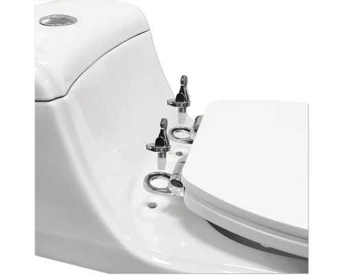 Detailopname van een wit toilet met chromen beslag