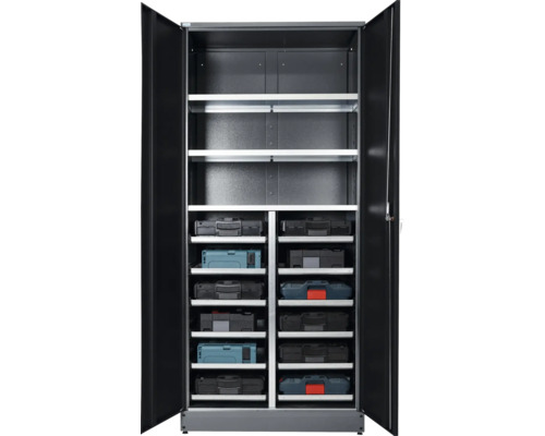 Open gereedschapskast met planken en gereedschapskoffers