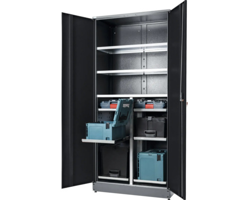 Open gereedschapskast met planken en gereedschapskisten