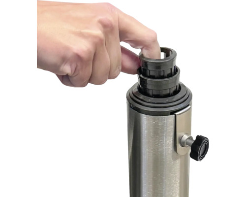 Detailopname van een hand die een parasolvoet bedient