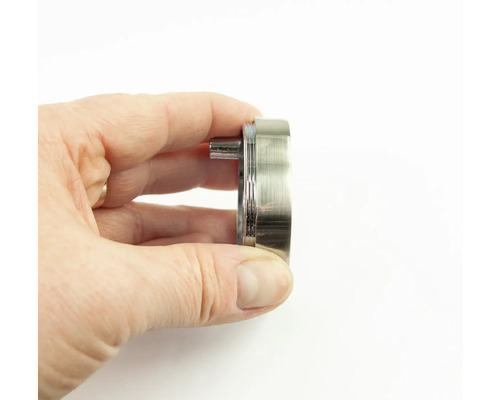 Insteekslotgrendel in een hand