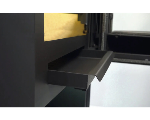 Detailopname van een houtkachel met aslade