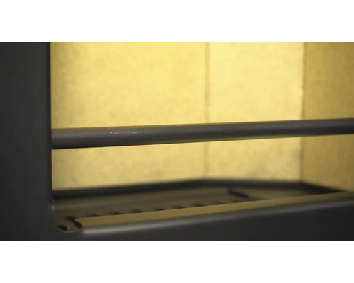 Interieur van een houtkachel met rooster en stang