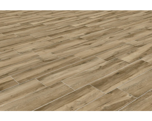 Gelegde vloer met tegels in houtlook.