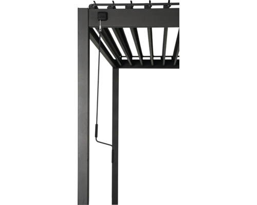 Detailopname van een zwarte pergola met zwengelmechanisme voor lamellenverstelling