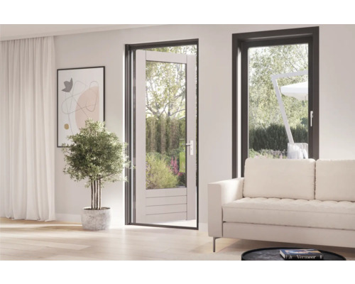 Lichte woonkamer met glazen deur, raam en bank