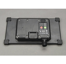 Achterkant van een ledlamp met bedieningspaneel en installatie-instructies