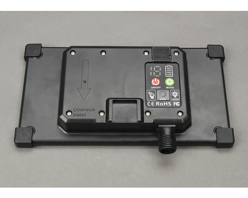 Achterkant van een ledlamp met bedieningspaneel en installatie-instructies