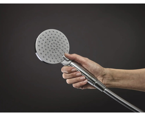 Handdouche met ronde douchekop wordt in de hand gehouden.