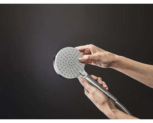 Handdouche in de hand gehouden