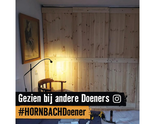 Houten schuifdeur in een kamer met fauteuil en lamp