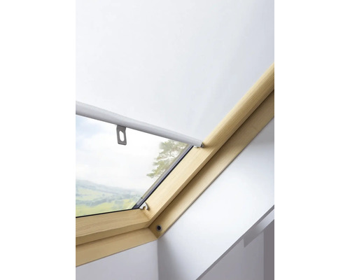 Detailopname van een geopend dakraam met rolgordijn