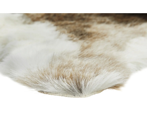 Detail van een tapijt met imitatiebont