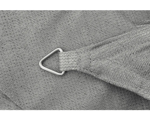 Detailopname van een zonnescherm met een driehoekige metalen ring voor bevestiging