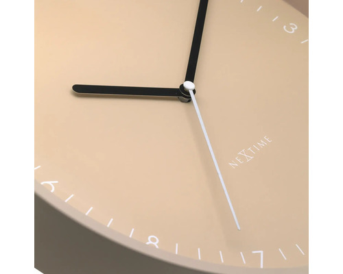 Nextime Logo op een wandklok