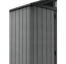 Detailaanzicht van een tuinhuis met verticale, grijze houten panelen