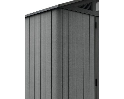 Detailaanzicht van een tuinhuis met verticale, grijze houten panelen