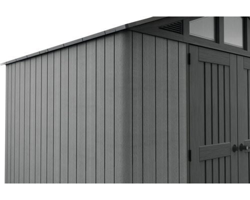 Gedetailleerd beeld van een grijze gereedschapsschuur met verticale panelen en een dubbele deur.