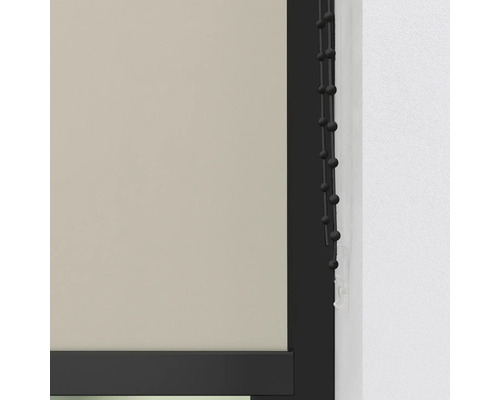 Detail van een rolgordijn met kettingbediening als raamdecoratie