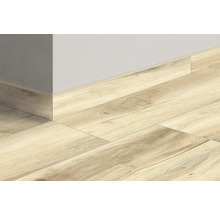 Installatie van plinten op een houten vloer