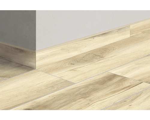 Installatie van plinten op een houten vloer