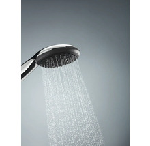Handdouche met waterstraal in de badkamer