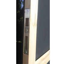 Detailopname van een metalen deurbeslagrozet op een houten frame