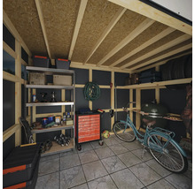 Garage met gereedschapswagen, rek, tuinslang, fiets en barbecue