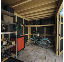 Opgeruimde gereedschapsschuur met rekken, gereedschapswagen, fiets en barbecue