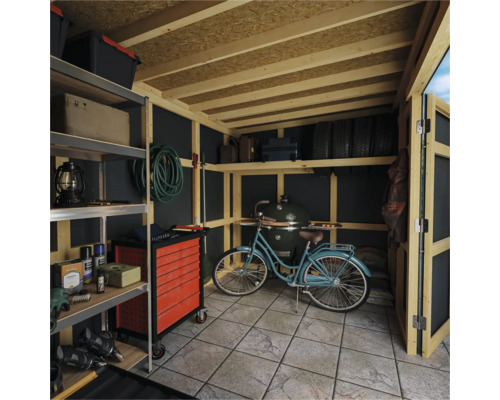 Opgeruimde gereedschapsschuur met rekken, gereedschapswagen, fiets en barbecue