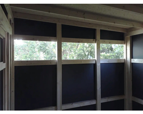 Interieur van een houten tuinhuis met ramen en wandpanelen