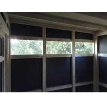 Houten frameconstructie met zwarte bekleding en raamopeningen