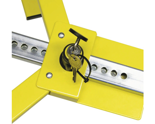 Geel wielklem met slot en sleutels