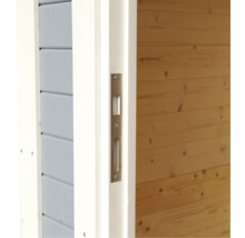 Detailopname van een deuropening met beslag en houten wand