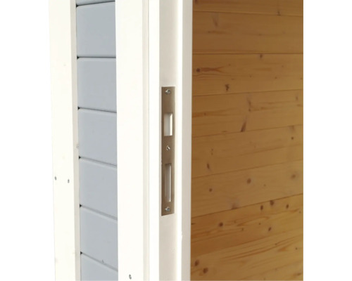 Detailopname van een deuropening met beslag en houten wand