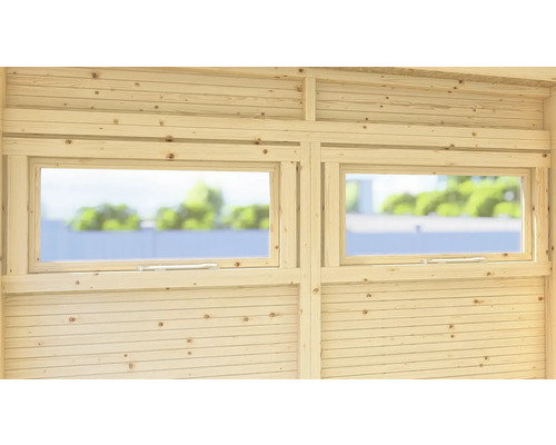 Interieurbeeld van een tuinhuis met twee houten ramen